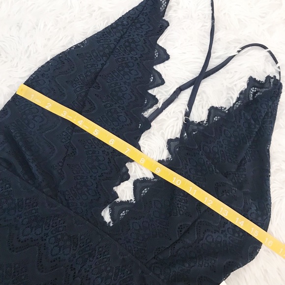 Gianni Bini Lace Low V-Neck Open Back Bodysuit NWT - Picture 6 of 7